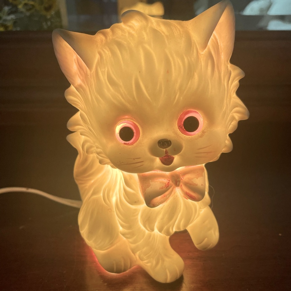 Vintage Josef ceramic kitten table lamp night light.